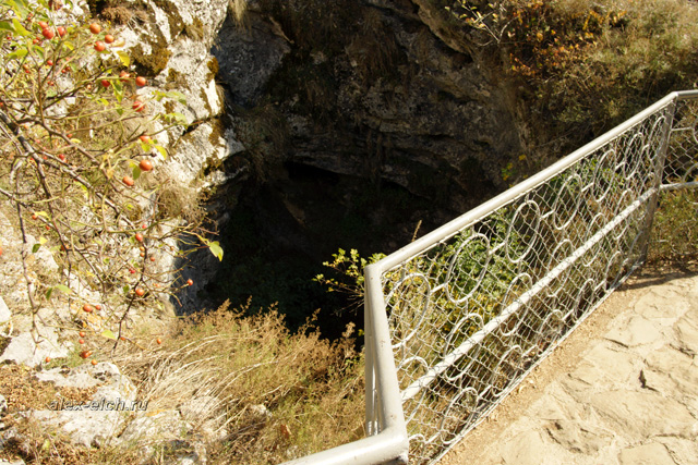 пещера Эмине-Баир-Хосар фото провал вид сверху