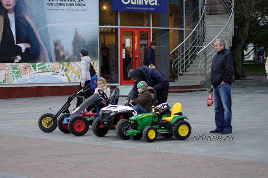 детские автомобили Ялта набережная фото Александра Ельчищева