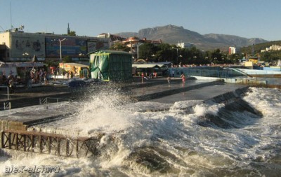 Набережная Алушты в бархатный сезон