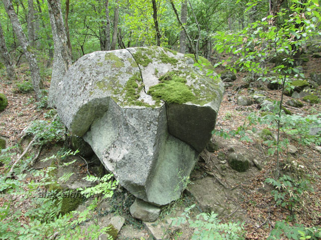 Фото Крым, Алушта, вершина Серауса расколотый камень