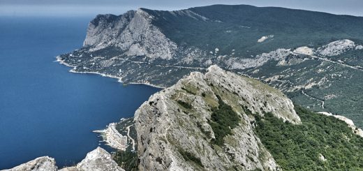 Вид на Куш-Кая и Батилиман Ильяс-Кая фото Александр Ельчищев