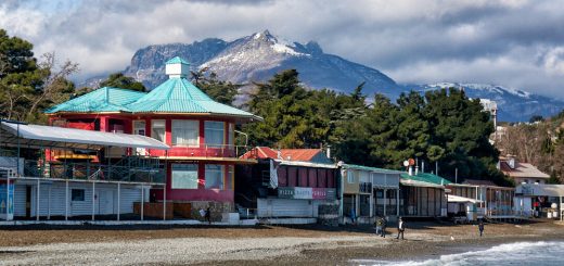 Крым. Алушта Центральный пляж, вдали заснеженная Южная Демерджи